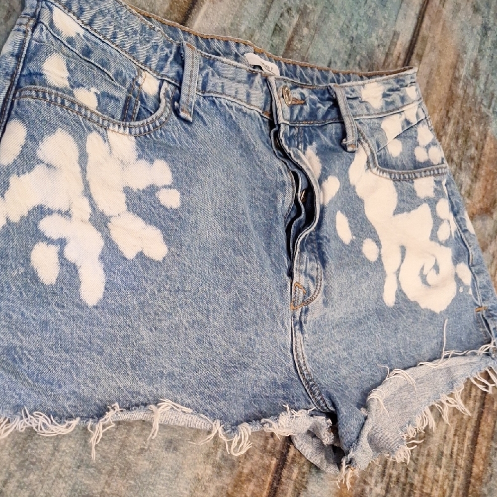 Forever 21 Blue/White Distressed Jean Shorts. Excellent Condition Size 31 - Picture 5 of 8